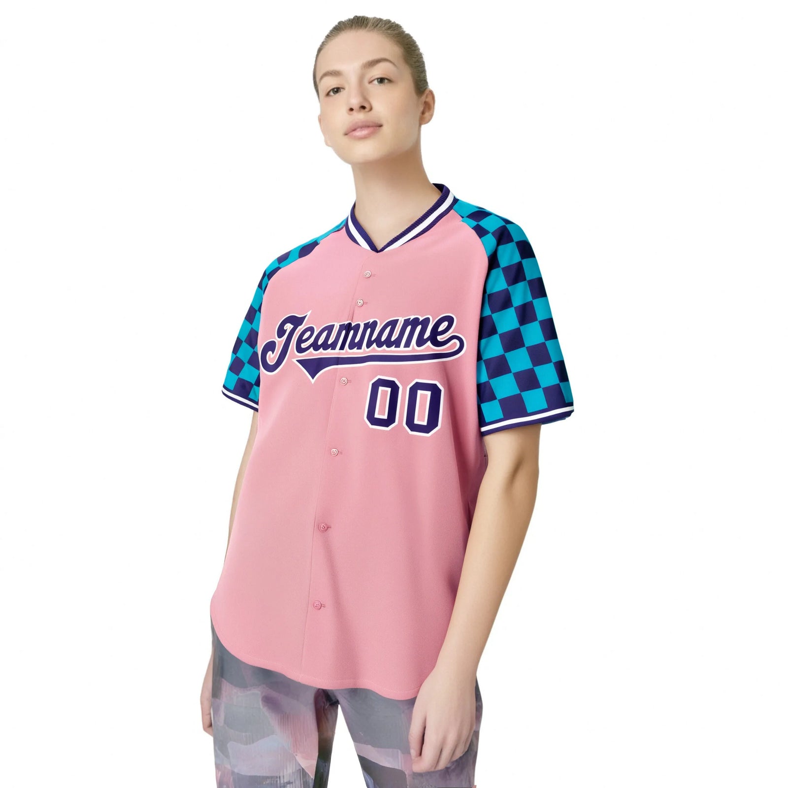Camiseta de béisbol personalizada con mangas a cuadros, color rosa claro, morado y azul cielo.