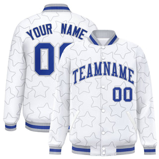 Chaqueta de béisbol universitaria personalizada, blanca, azul real y gris, con cierre completo y estampado de estrellas. - Estilo 1