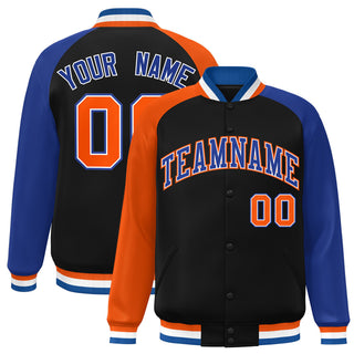Chaqueta universitaria personalizada con mangas raglán, cierre completo y detalles en azul rey y naranja, color negro - Estilo 1
