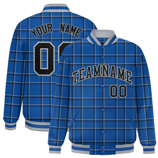 Chaqueta de béisbol universitaria personalizada en azul rey y negro con estampado de cuadros y broches completos - Estilo 1