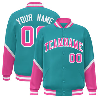 Chaqueta universitaria personalizada con diseño de letras, color rosa agua y blanco, con cierre de broche completo y bloques de color