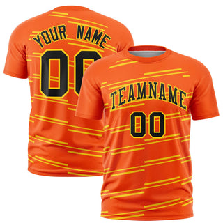 Camiseta deportiva personalizada con estampado de grafiti de líneas inclinadas en color naranja y dorado - Estilo 1