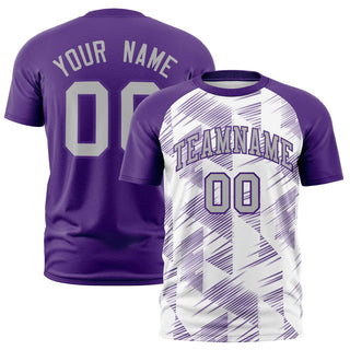 Camiseta deportiva personalizada con cuello redondo, blanca y morada, con diseño de formas triangulares - Estilo 1