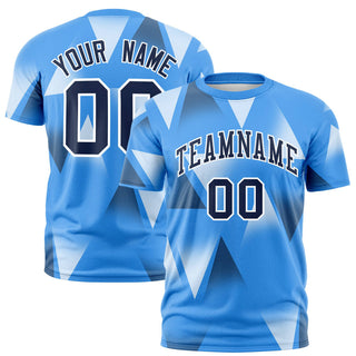 Camiseta deportiva personalizada con estampado triangular en azul claro, blanco y azul marino - Estilo 1