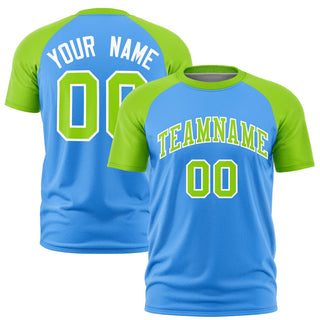 Camiseta deportiva personalizada con mangas raglán en azul claro y verde neón - Estilo 1