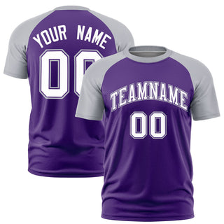 Camiseta deportiva personalizada con mangas raglán en morado y gris - Estilo 1