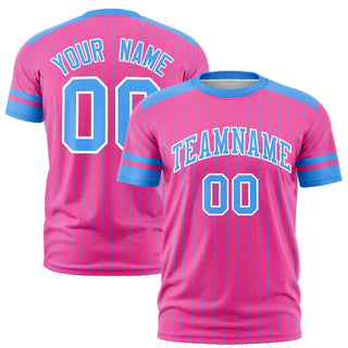 Camiseta deportiva personalizada con diseño de rayas finas en tonos rosa y azul empolvado. - Estilo 1