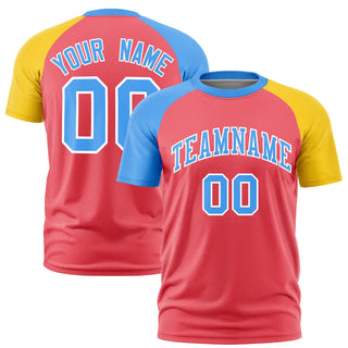 Camiseta deportiva personalizada en rojo claro, azul polvo-dorado 01, cuello redondo, mangas bicolor - Estilo 1